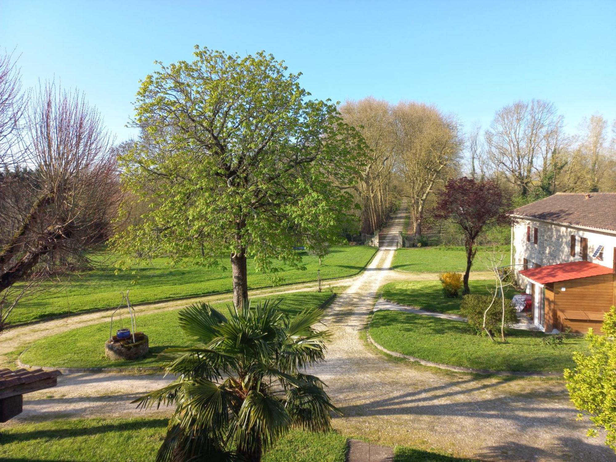 Domaine De Fontsauzine - Gites Et Chambre D'Hotes Genouille  Bagian luar foto
